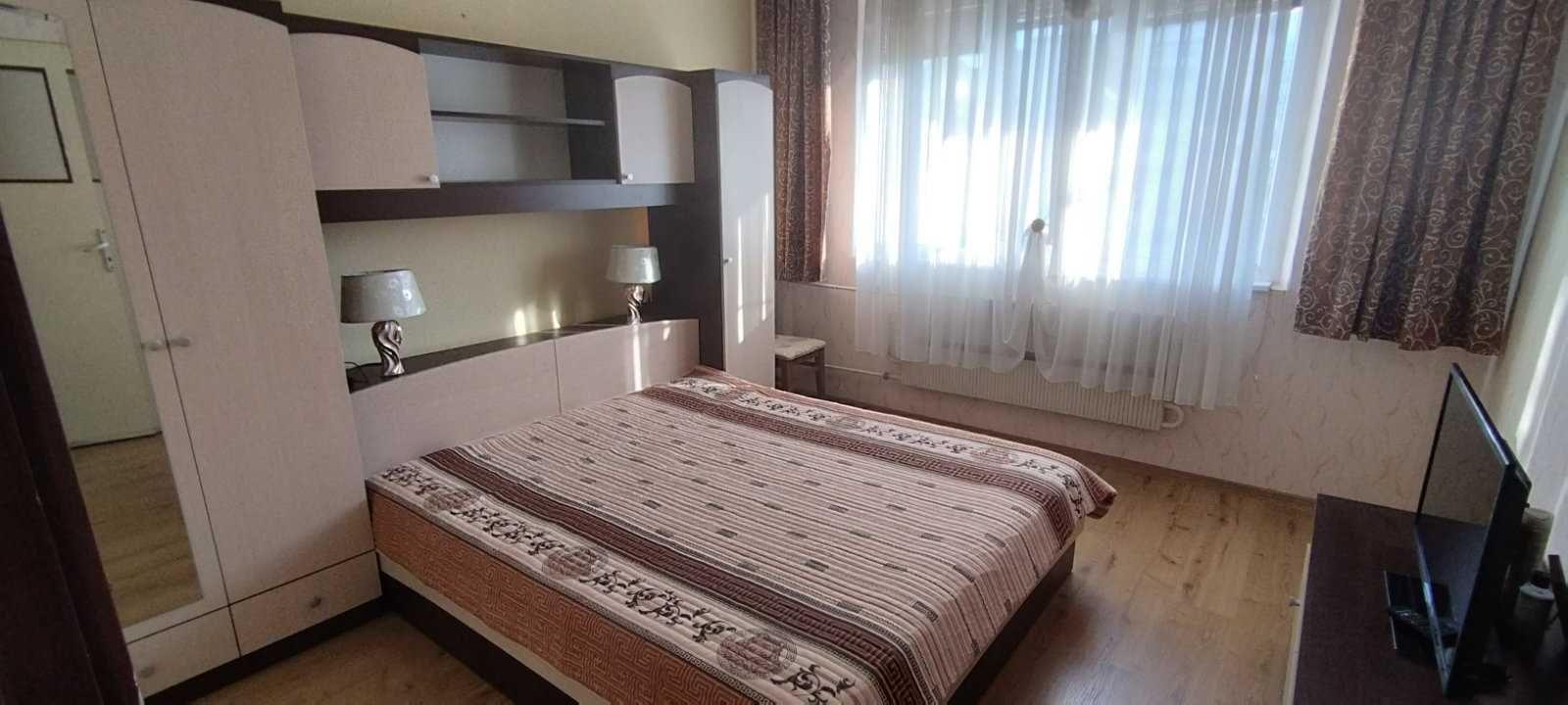 Спалня с гардероби