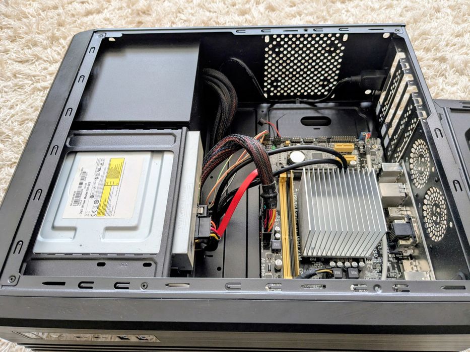 PC HTPC silențios cu SSD și Linux Mint – ideal multimedia și office