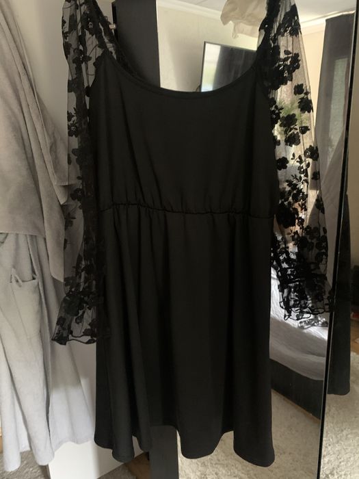 Рокля с дантелени ръкави голям размер