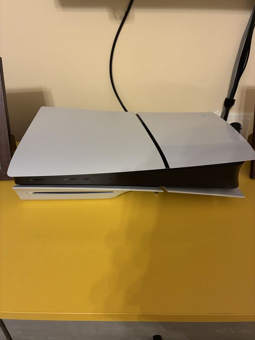 Sony PLAYSTATION 5 slim с два контролера