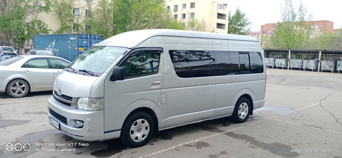 Пассажирские перевозки на Тойота Hiace.  Заказ микроавтобуса