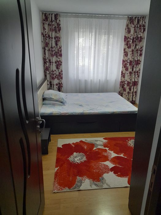 Închiriez apartament cu 4 camere