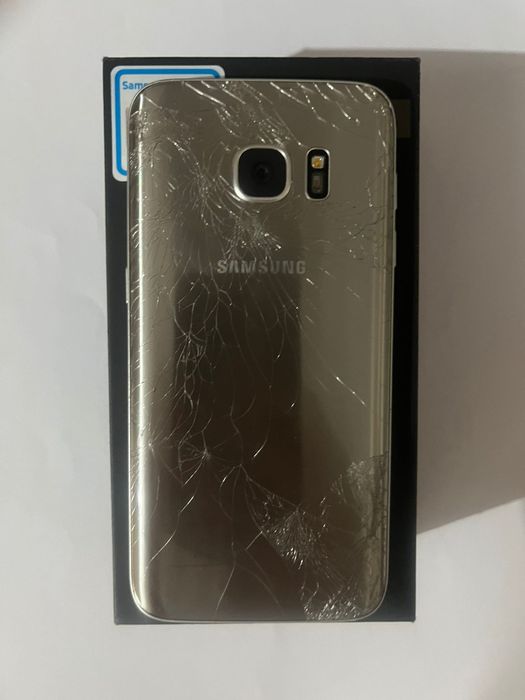 S7 без батареи и с разбитой задней крышкой 32gb 
Ъ