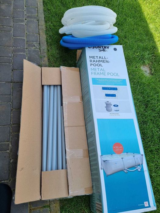 Vand 2 scaune masina de copil ,1 carucior, o piscina si o trambulina