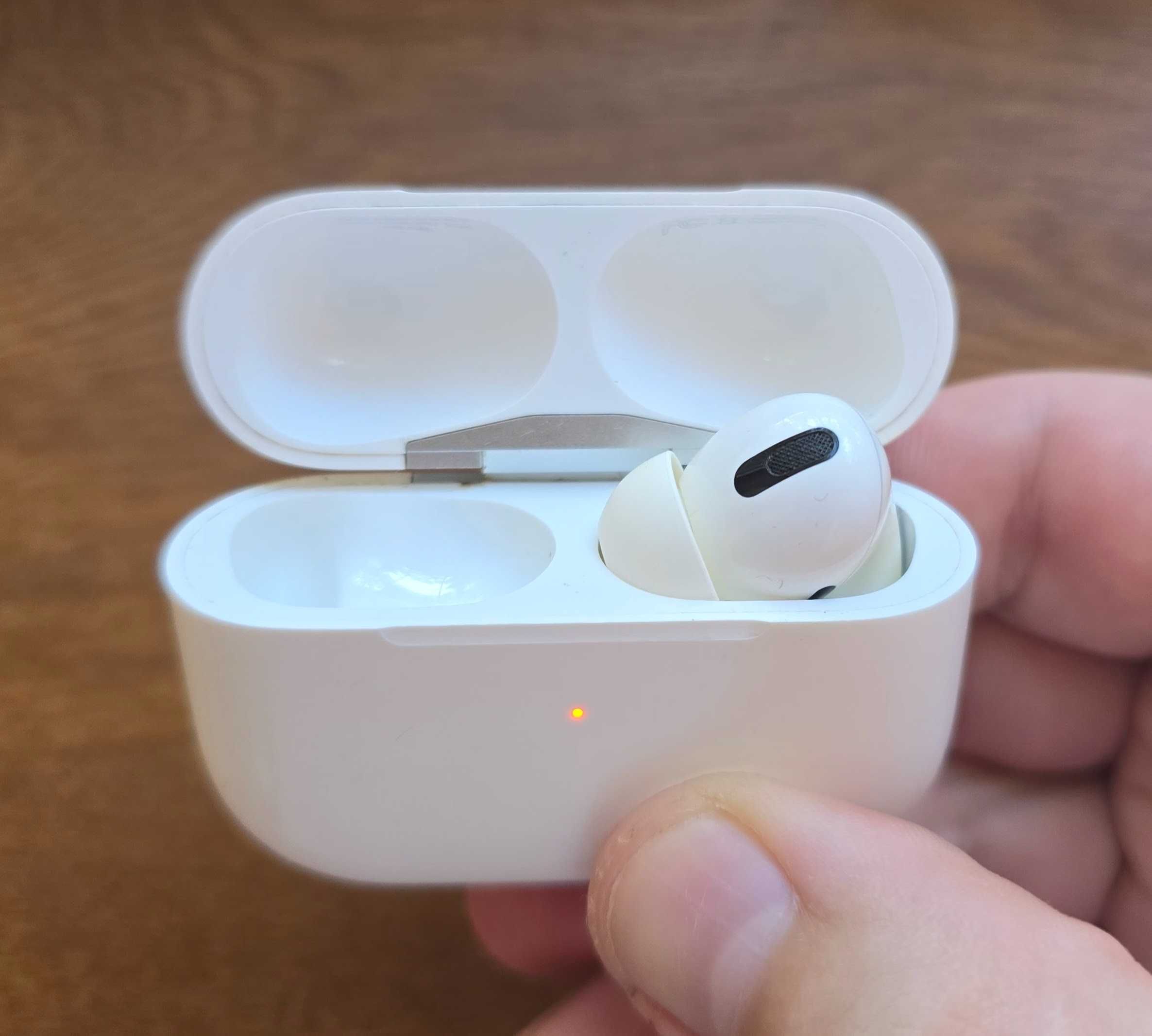 Продам кейс Airpods Pro 1 (A2190) и не работающий правый наушник