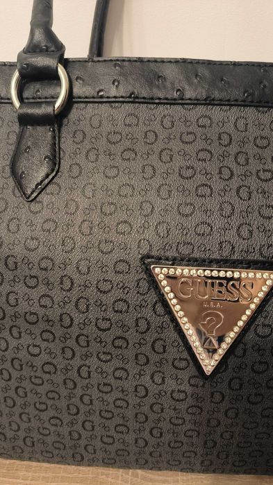 Оригинална черна чанта Guess.