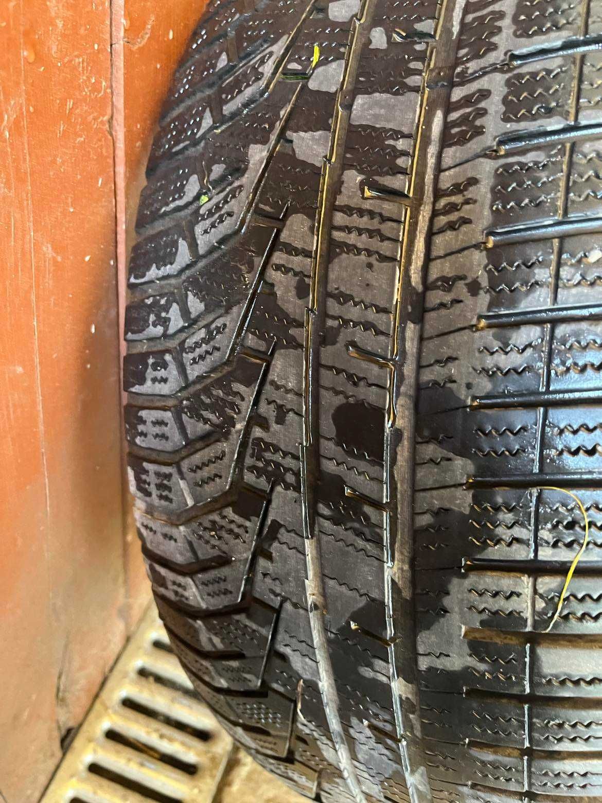 Vand 3 cauciucuri iarna 235/55/17 150 lei negociabil
