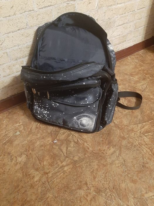 Продам рюкзак за 10.000тг много отделов,  нигде не порван