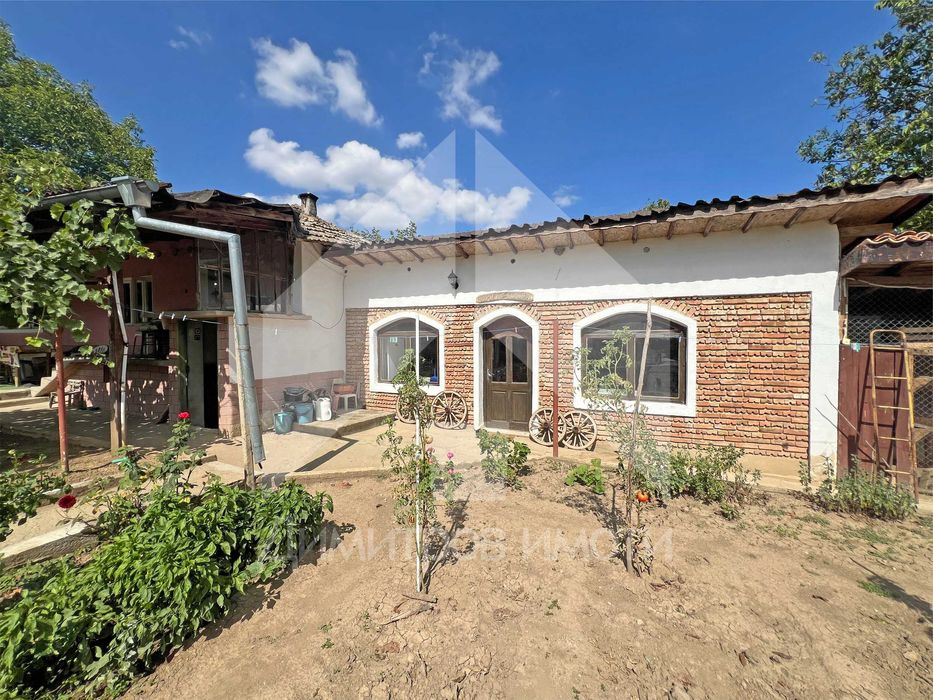 Продава едноетажна, тухлена къща в с. Писарево (обл. Шумен). ТОП имот!
