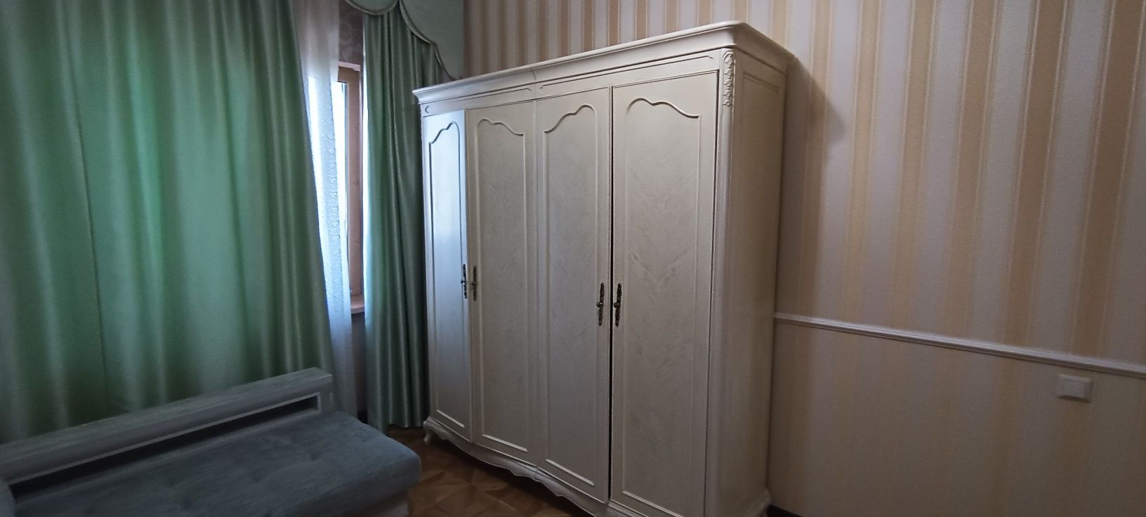 Продам шкаф и столик для макияжа.