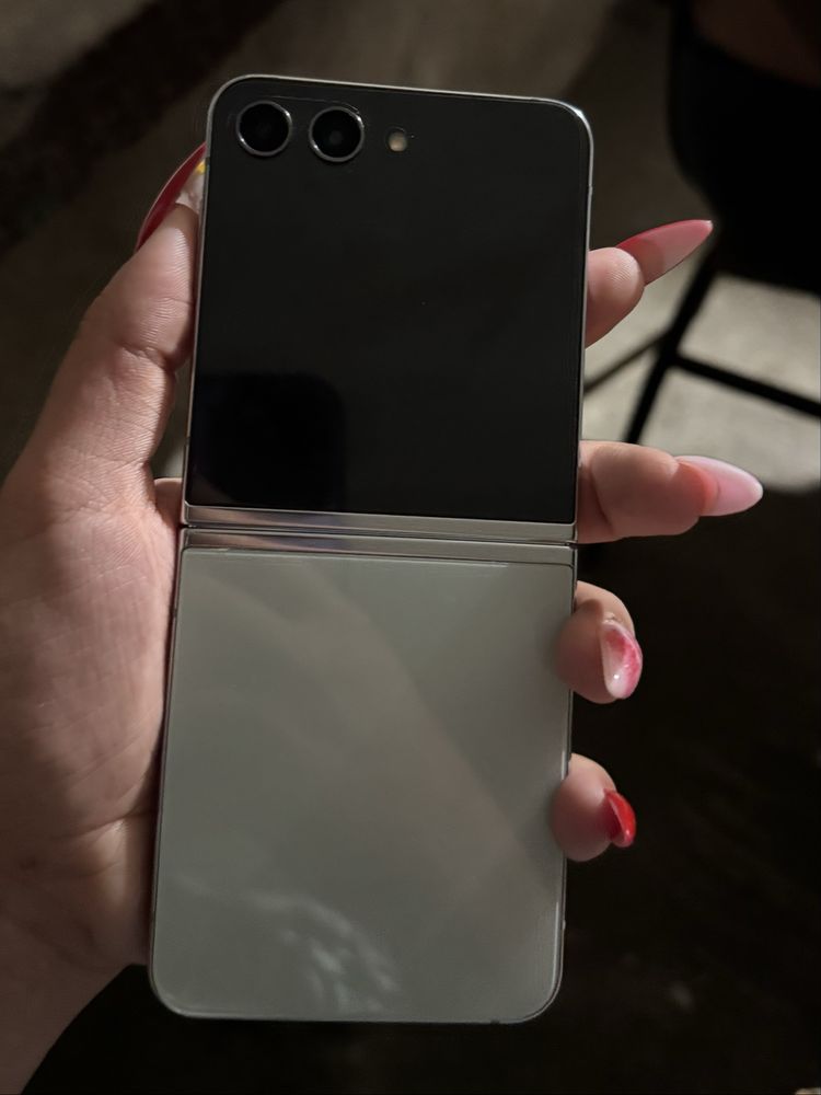 Чисто нов Samsung Galaxy Z Flip5 – НЕизползван!