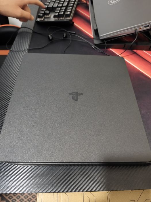 ПРОДАВАМ playstation 4  +2 джойстика +24 диска за повече инф на лично