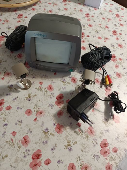 Camere de supraveghere interiori cu monitor