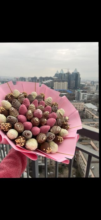 Отличный подарок для женщин Букеты и боксы из клубник в шоколаде