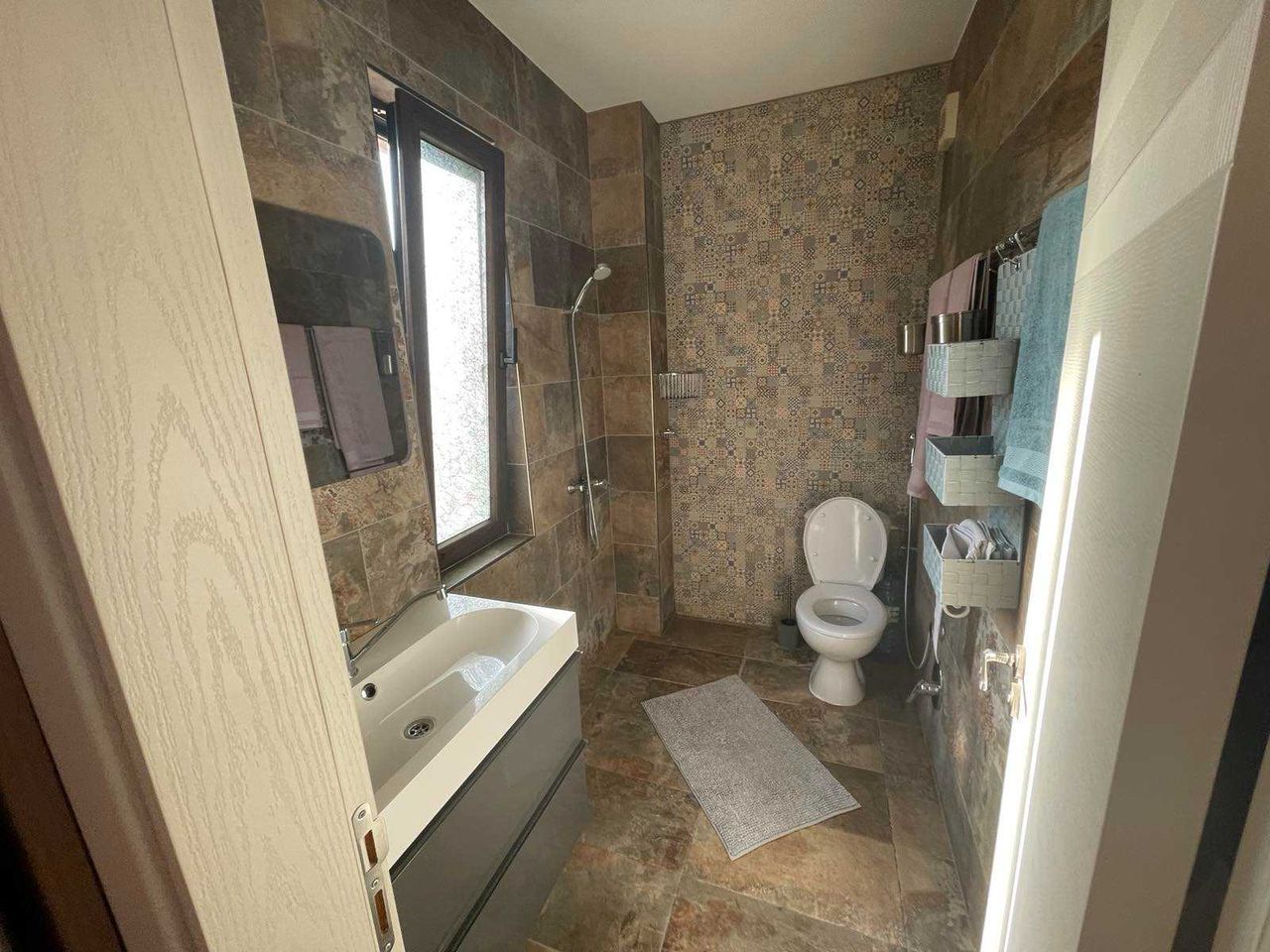 Дава се под наем Къща в Бургас, Сарафово - 250 кв.м за 1100 € - Снимка #2