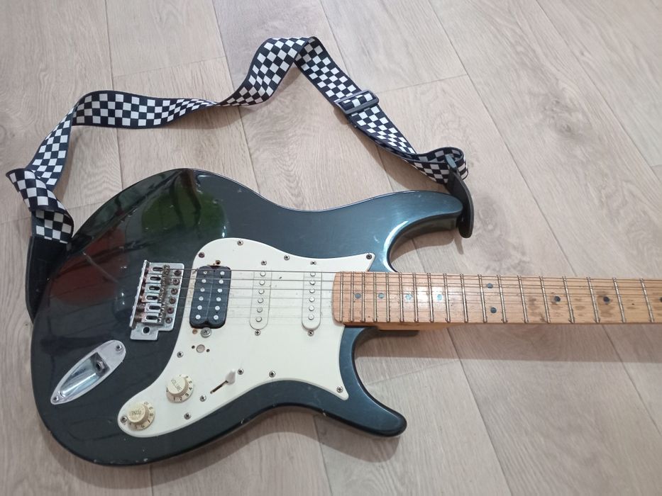 Продам электрогитару.