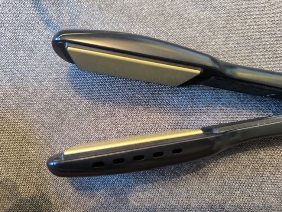 Преса за коса с йонна технология срещу наелектризиране на косата