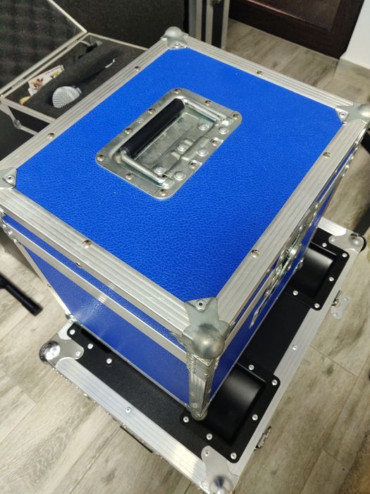 Vând flight case