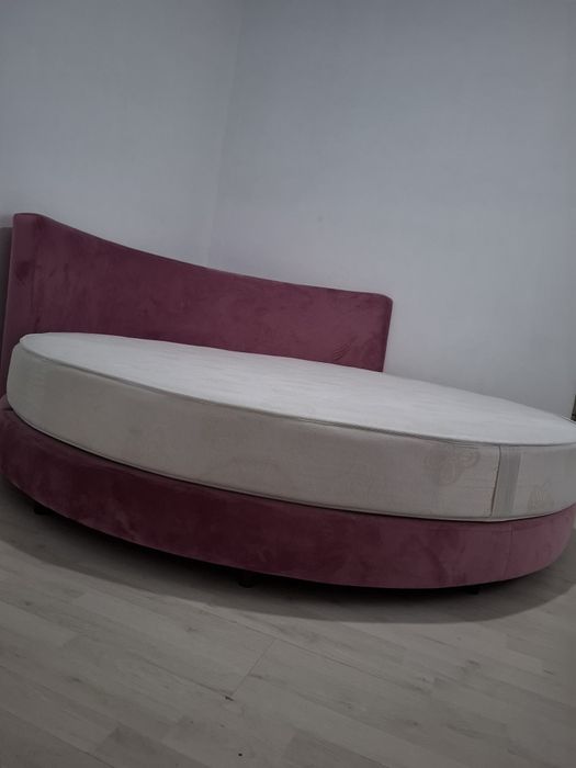 Pat rotund, diametru:200cm, tapițat cu catifea roz