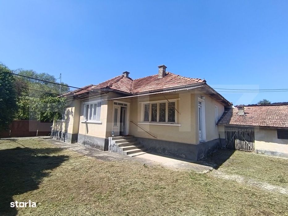 Casa cu 3 camere si o bucatarie de vara si 1300 mp teren si anexe