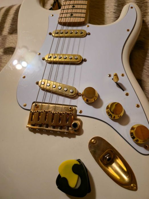 Custom Squier Affinity Stratocaster електирческа китара