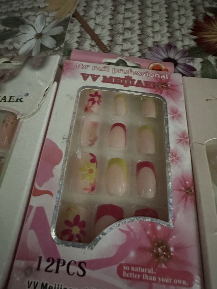 Vand 7seturi de unghii false cu 2 lipiciuri