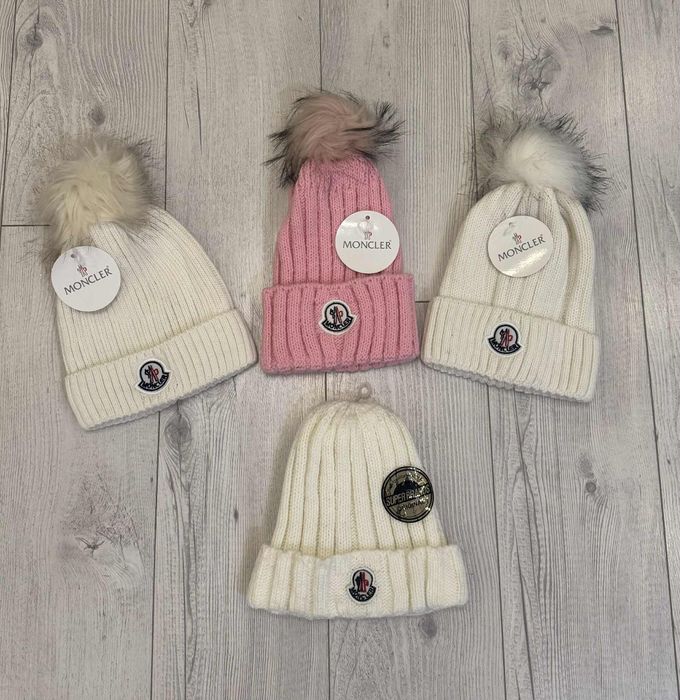 Плетени шапки с пух.