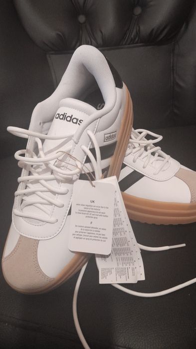 Adidas noi cu eticheta