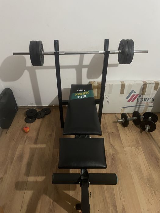 bench press cu greutati si bara