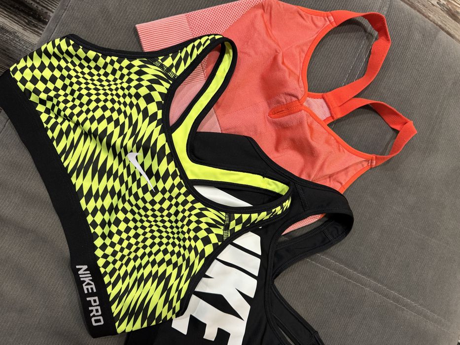 Спортни бюстиета Nike