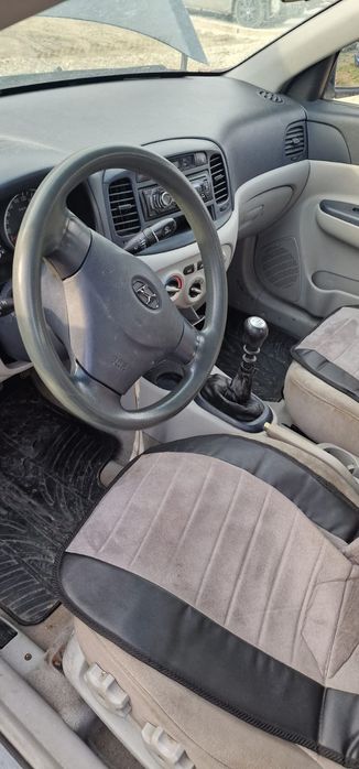 Dezmembrez Hyundai accent  1.4i cod motor G4EE