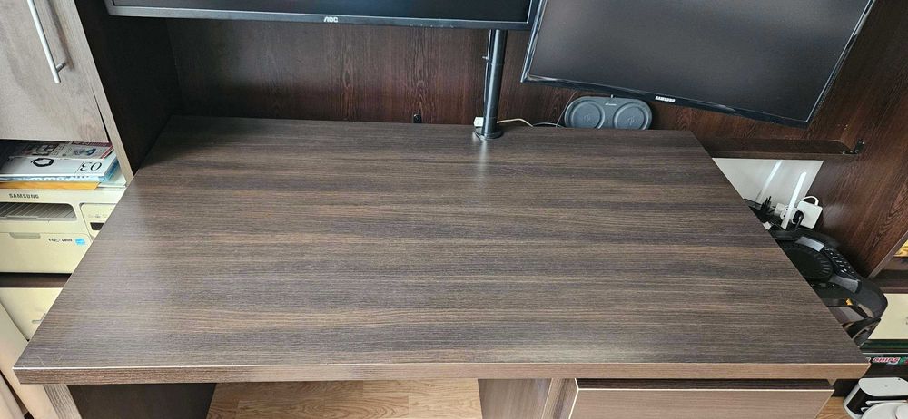 Практично бюро в цвят венге