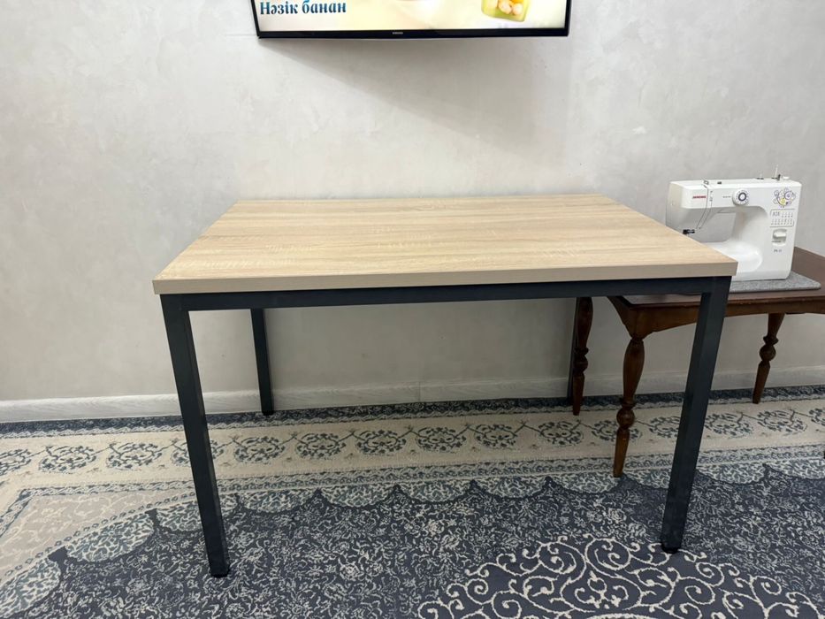 Продам кухонный стол 1,5м*1м