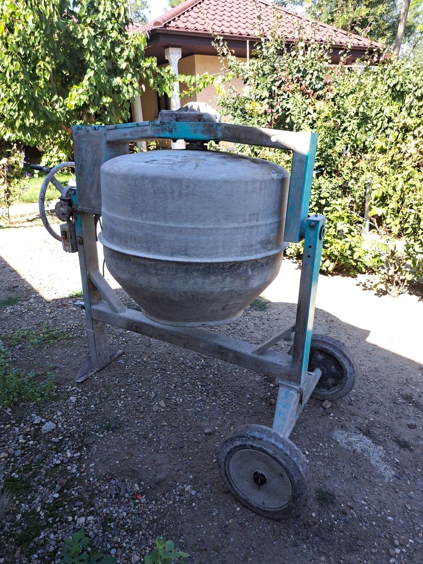 Vând betoniera 300L