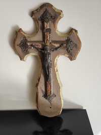 Продавам стар кръст, метален на дървена основа за закачване на стена.