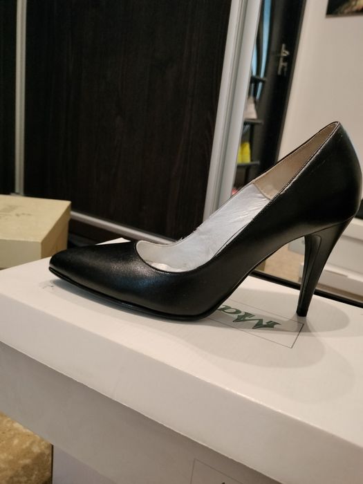 Pantofi stiletto verzi și stiletto negri (din piele)