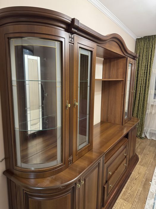 Классический шкаф-витрина из дерева, отличное состояние