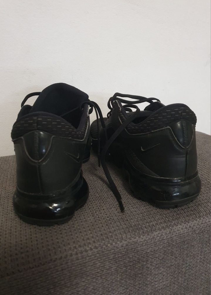 Vând adidași Nike Air VaporMax