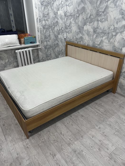 Кровать с матрасом 160х200