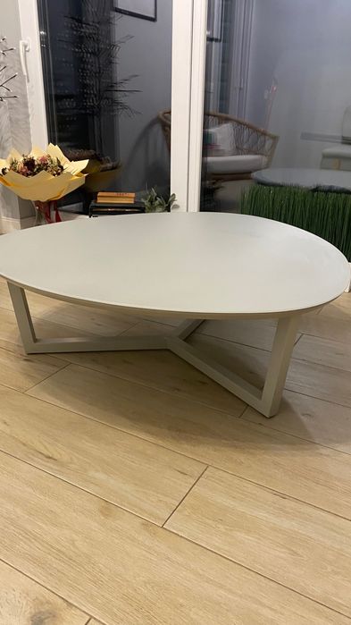 Vând masă de cafea modernă, culoare gri