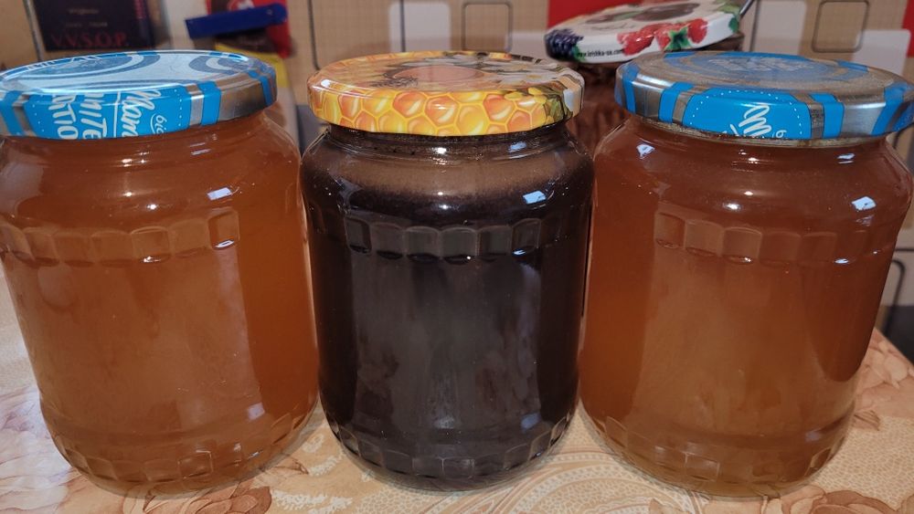 Miere-ciocolată . Naturală 
Polifloră 25 lui/kg. 
Miere ciocolat