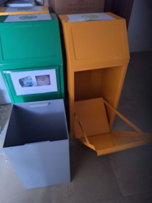 Pubelei de gunoi din tabla