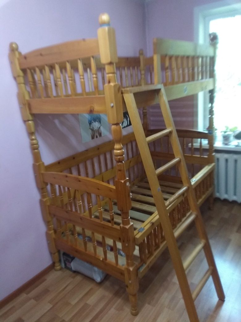 Продам двухярусную кровать детскую