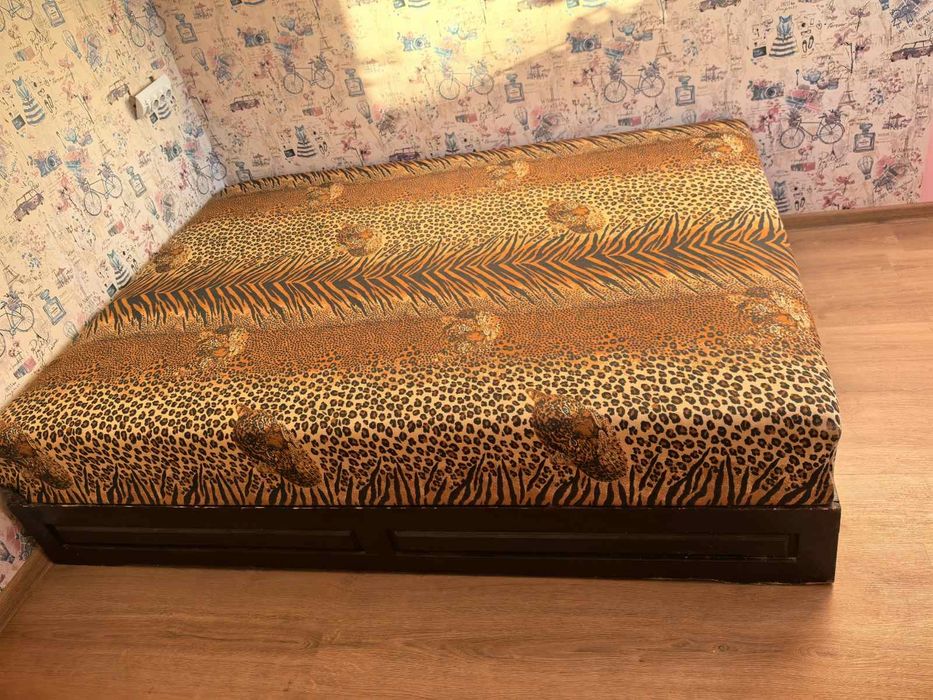 Продавам дървена спалня