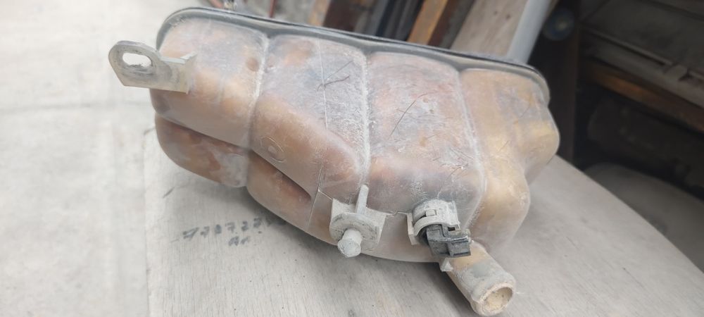 Расширительный бачок, бачок тосол антифриза