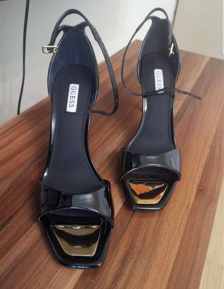 Токчета Guess