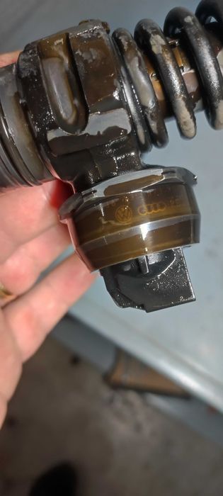 Injector volkswagen vw passat b6 1.9 TDI BLS cod 038130073bn CS