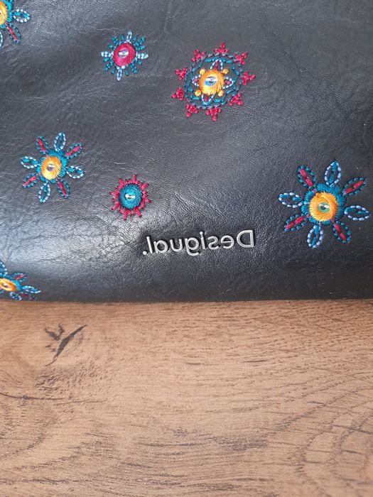 Desigual дамска чанта.