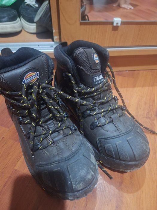 Продам спец батику новыи 40 размер в отл сост