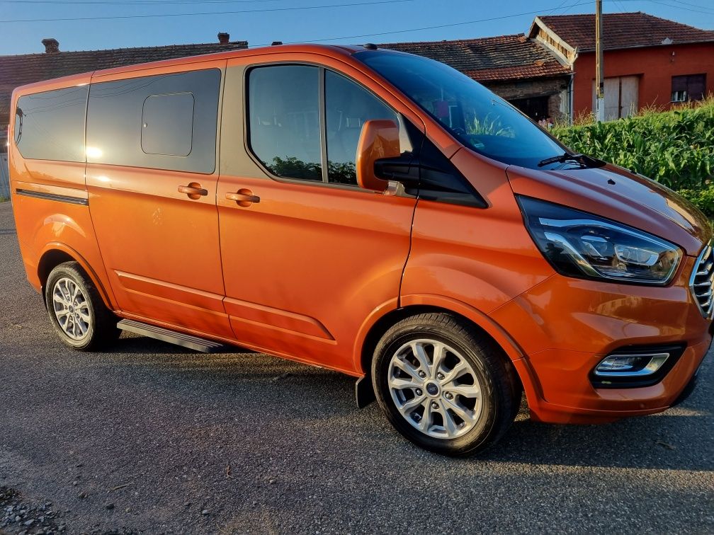 Inchiriez Ford Turneo Custom